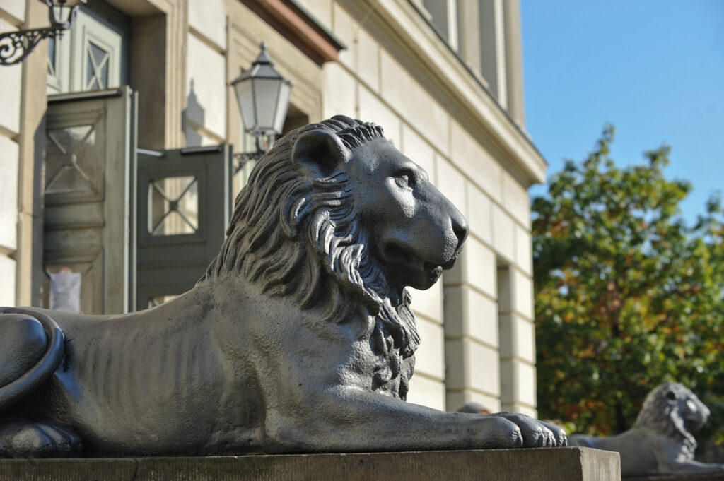 Foto Halle Löwenskulptur